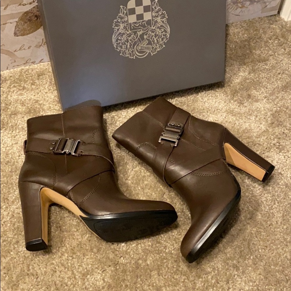 VINCECAMUTO CONNOLLY KHAKIGRYLEATHERBOOTIE 9M NWT